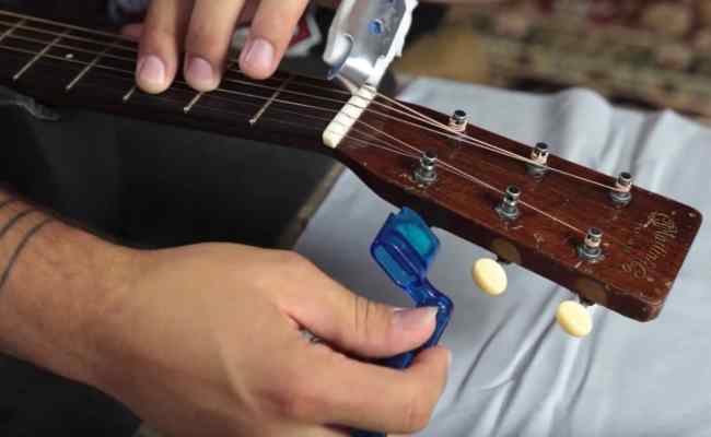 Cómo cambiar las cuerdas de una guitarra acústica en 9 pasos 
